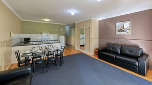 39-inch LCD TV with digital channels, TV - Bridges on Meninya Motel & Apartments (Moama)