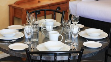 Ropa de cama de alta calidad, escritorio y cortinas blackout 