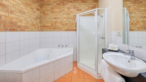 Private spa tub - Bridges on Meninya Motel & Apartments (Moama)
