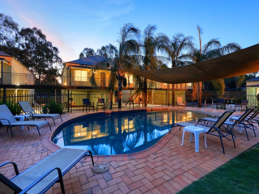 Ulkouima-allas, aurinkotuoleja