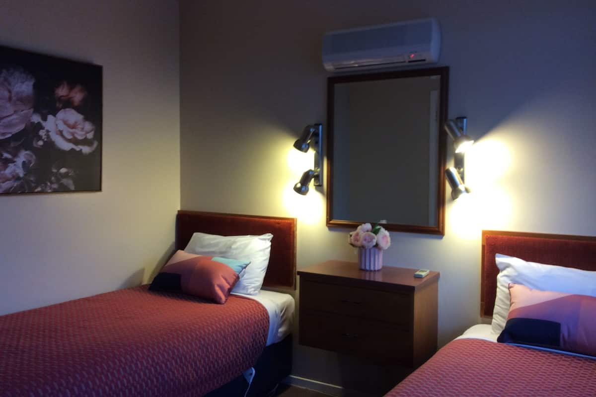Familie suite, 1 slaapkamer, niet-roken, keuken (Family Unit) | 1 slaapkamer, een kluis op de kamer, gratis wifi, beddengoed