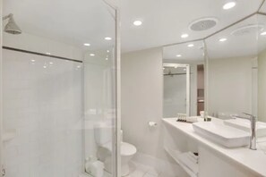 Shower, free toiletries, hair dryer, towels - The Horatio - Suites & Motel (Mudgee)