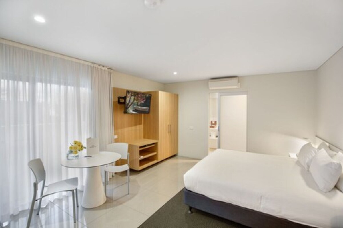Tabla de planchar con plancha, wifi gratis y ropa de cama 