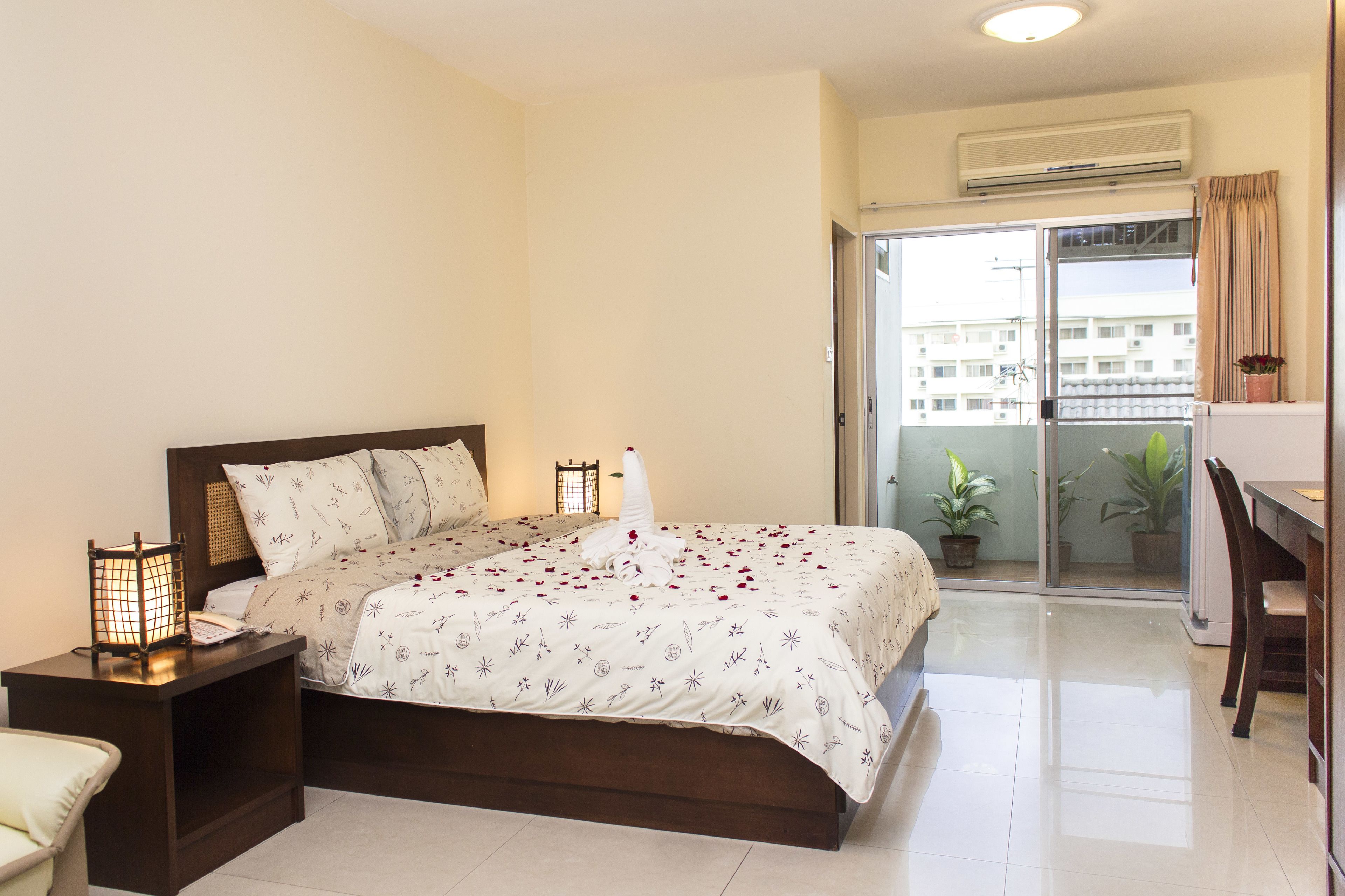 studio | desk, blackout curtains, free wifi, bed sheets