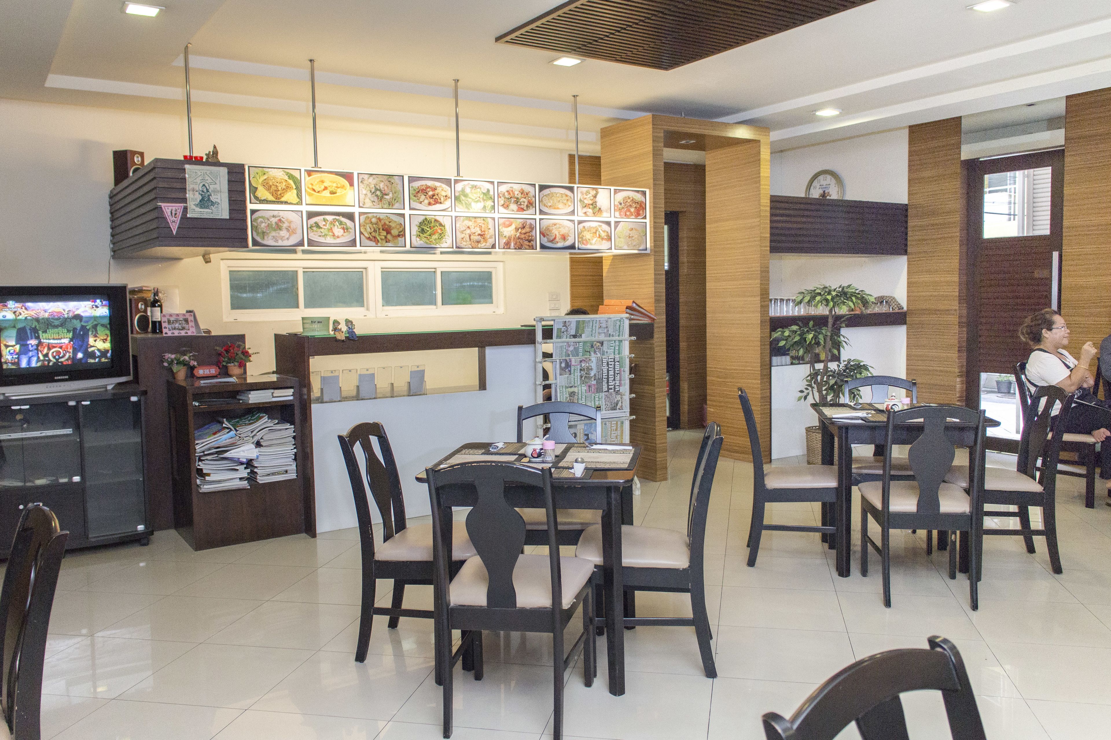 breakfast, lunch, dinner served; international cuisine