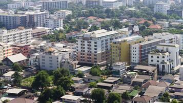 Una zona urbana densamente poblada con diversos tipos de edificios, tanto residenciales como comerciales.