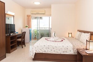 Escritorio, cortinas blackout, wifi gratis y ropa de cama 