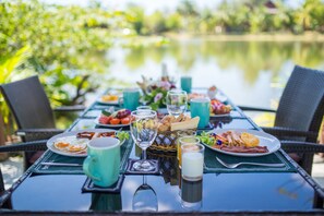 Free daily buffet breakfast - ThaiLife Wellness and Meditation Resort (Takua Pa)