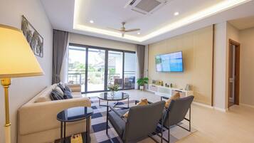 Familie villa | Woonruimte | Een 43-inch smart-tv met digitale zenders