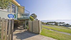Un edifici modern amb un rètol que anuncia Apartaments PierView.