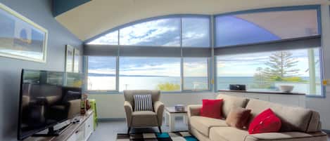 Superior Three Bedroom Apartment | Living room