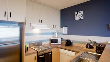 Departamento estándar, 2 habitaciones, para no fumadores, cocina | Cocina privada | Refrigerador con congelador, microondas y parrilla de estufa