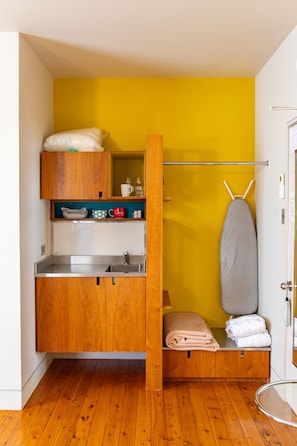 Habitació estàndard, cuina bàsica (Standard King Room) | Planxa i posts de planxar, wifi gratuïta i roba de llit