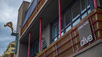 Un edificio con un letrero que dice "A Small Hotel Dive".