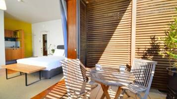 Queen Balcony Room District Views | Terrace/patio