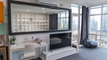华丽客房, 1 间卧室, 无烟房, 海洋景观 (Deluxe Ocean View Suite) | 起居区 | 30-英寸纯平电视(配备卫星频道)、电视、书