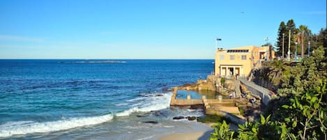 Una playa cerca, arena blanca, toallas de playa