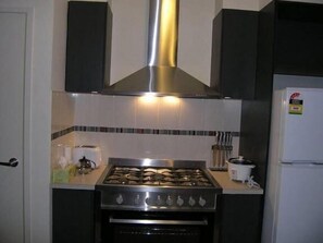 Full-size fridge, microwave, oven, stovetop - Insaa Serviced Apartments Dandenong (Dandenong)