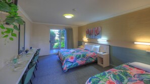 Standard Suite, 1 Bedroom, Non Smoking, Balcony (Twin Room) | Langsir/tirai gelap terus, seterika/papan seterika 