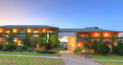 The Vines Motel and Cottages