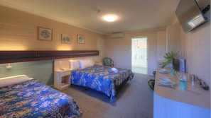 Standard-sviitti, 1 makuuhuone, tupakointi kielletty, parveke (Twin Room) | Pimennysverhot, silitysrauta/-lauta, vauvansängyt, vauvan matkasänky