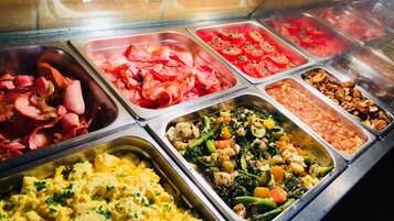 Päivittäinen täysi aamiainen maksusta