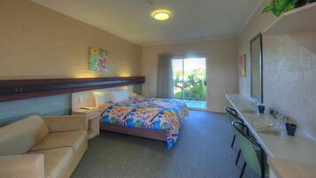 Standard-sviitti, 1 makuuhuone, tupakointi kielletty, parveke (Queen Room) | Pimennysverhot, silitysrauta/-lauta, vauvansängyt, vauvan matkasänky