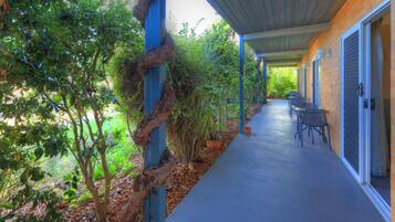 Standard-sviitti, 1 makuuhuone, tupakointi kielletty, parveke (Twin Room) | Terassi/patio