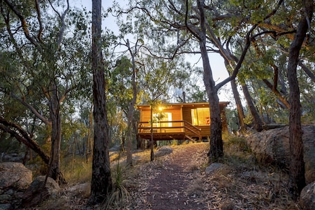 Minibar, iron/ironing board, free WiFi, bed sheets. Granite Belt Brewery Retreat