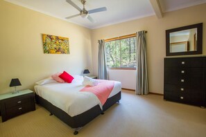 Minibar, iron/ironing board, free WiFi, bed sheets - Granite Belt Brewery Retreat (Stanthorpe)