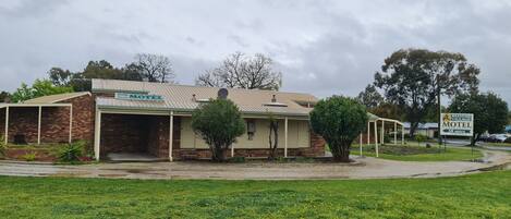 Un edificio de ladrillo de dos plantas con un letrero que dice 'Belvoir Village Motel'.