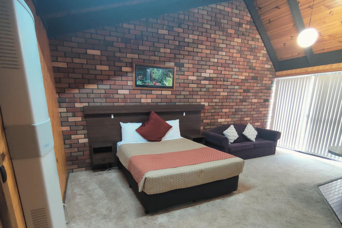 Minibar, sistema de insonorización y tabla de planchar con plancha