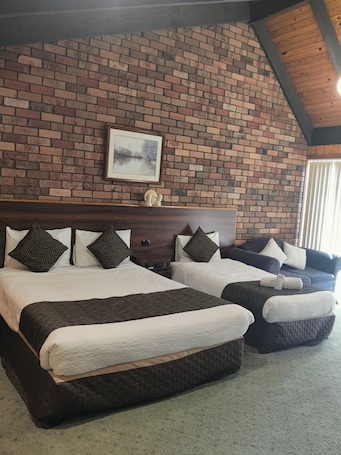 Deluxe Twin | Minibar, soundproofing, iron/ironing board, cribs/infant beds