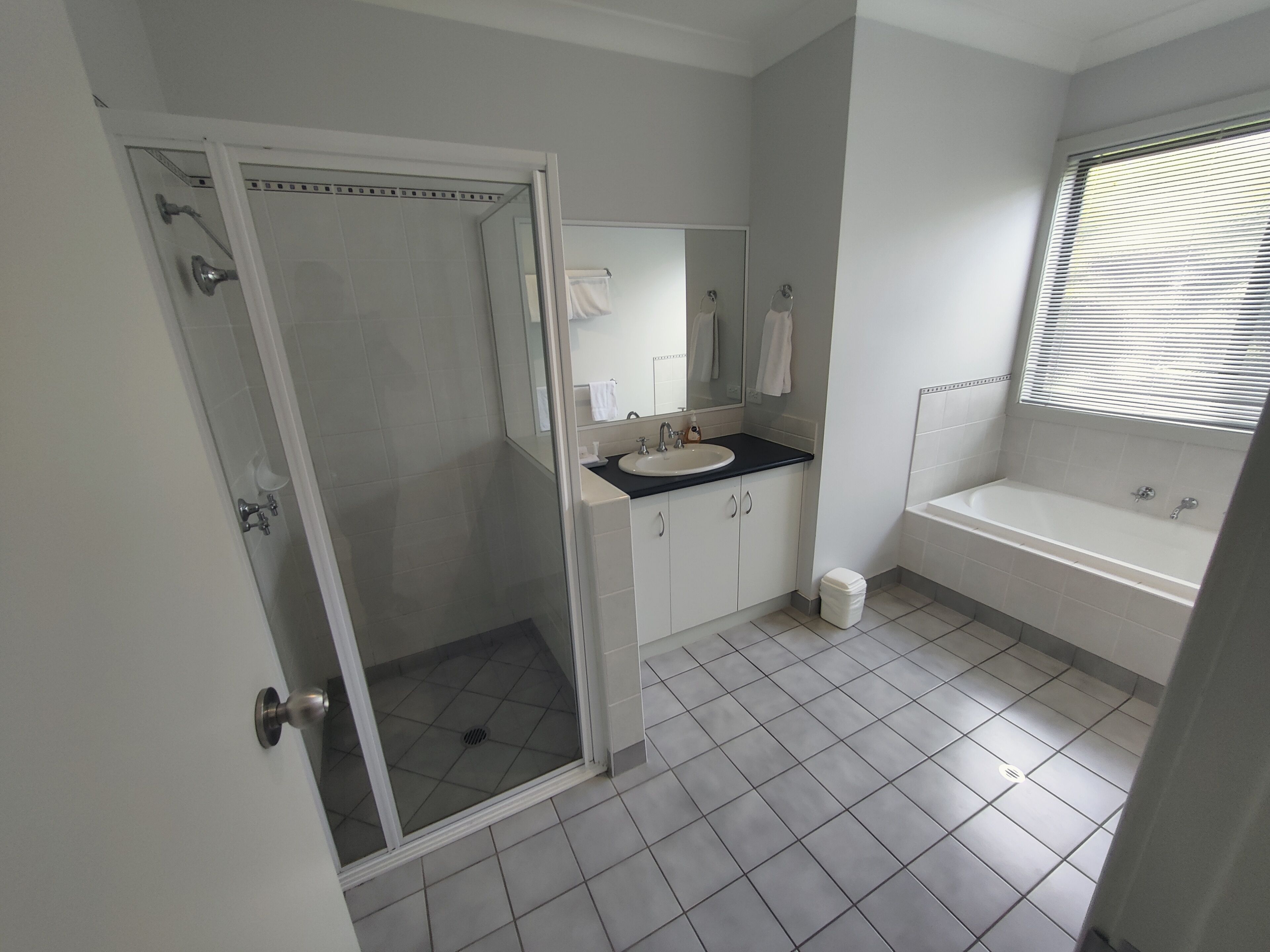 2 Brm Apartment 4.5* AAA | Bathroom | Shower, hair dryer, bathrobes, towels