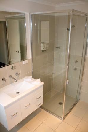 Townhouse 3 Bedrooms | Bathroom | Shower, towels