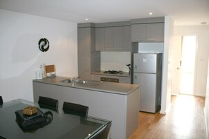 Refrigerador, microondas, cafetera/tetera, tetera/pava eléctrica