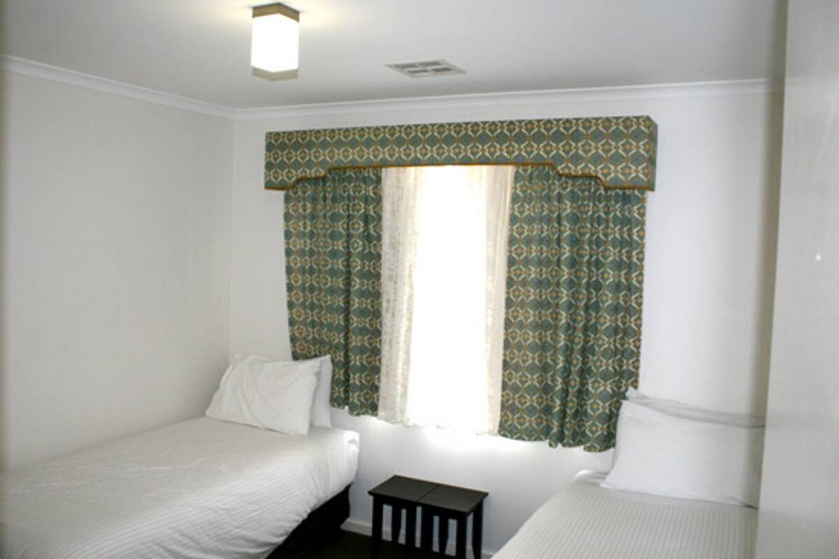 Standard Townhome, 3 Bedrooms | Peralatan tempat tidur premium, meja, kalis bunyi 