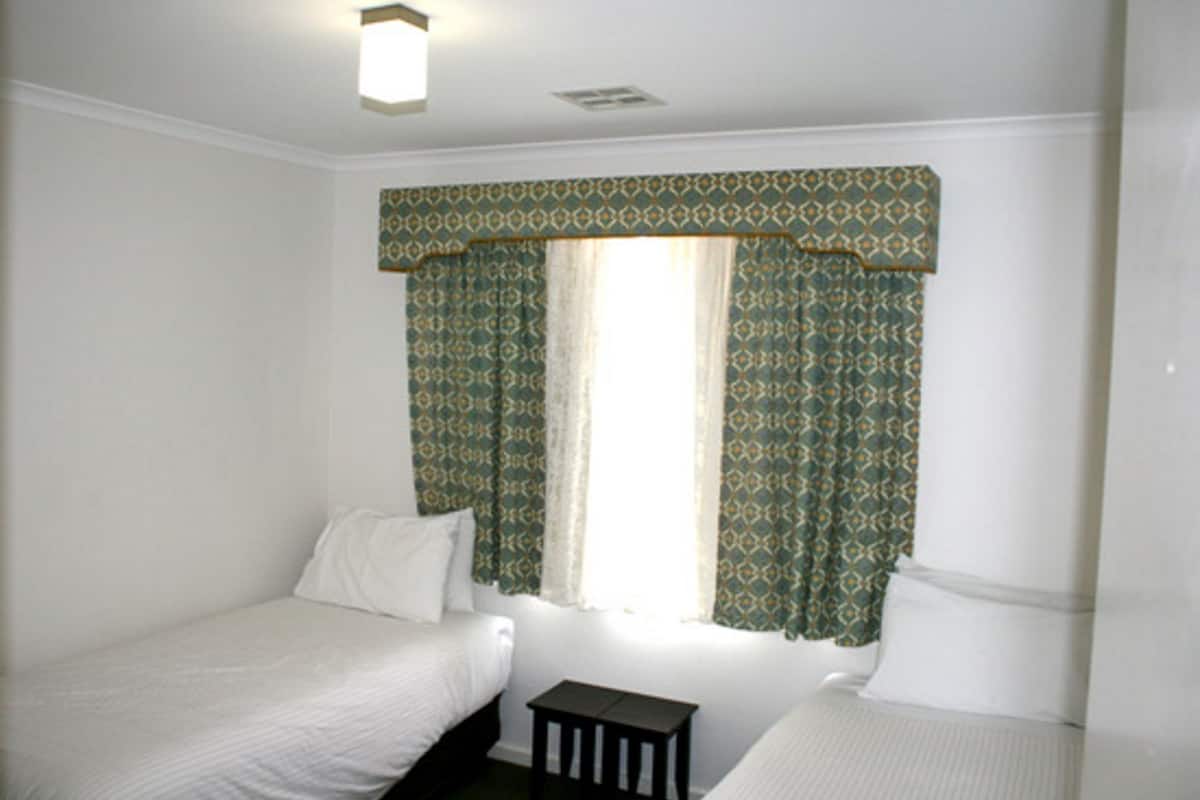 Townhouse 3 Bedrooms, Entire Unit Rent | Premium bedding, desk, soundproofing, iron/ironing board