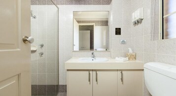 淋浴设施、毛巾、洗发水、卫生纸