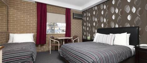 Biancheria da letto di alta qualità, una scrivania, insonorizzazione