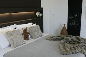Premium bedding, down duvets, pillow-top beds, minibar - Tonic Hotel (Lovedale)