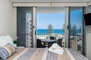 Leilighet – superior, 2 soverom, havutsikt | 2 soverom, individuelt innredet og skrivebord for bærbar PC