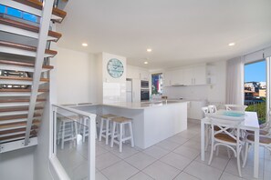 Fridge, microwave, oven, stovetop - Rainbow Bay Resort (Coolangatta)