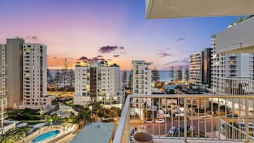 2 habitaciones, muebles diferentes y espacio para trabajar con laptop