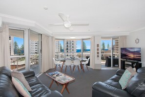 Flat-screen TV - Rainbow Bay Resort (Coolangatta)