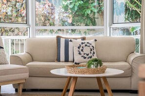Flat-screen TV - Rainbow Bay Resort (Coolangatta)