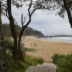 Playa en los alrededores y playa de arena blanca