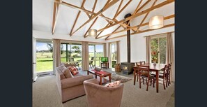 Casa de campo exclusiva, 2 habitaciones, vista al valle | Área de sala de estar | Televisión, reproductor de DVD y tenis de mesa 