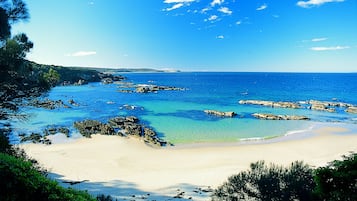 Una playa cerca, arena blanca