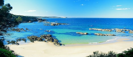 Una spiaggia nelle vicinanze, sabbia bianca